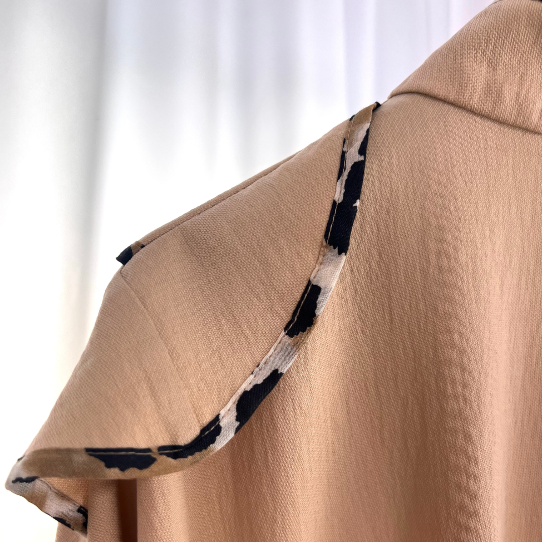 Detailansicht Kragen und Schulterkappen der Jacke