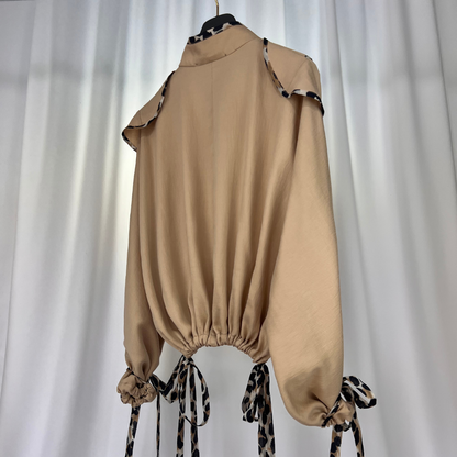 Rechte Seitenansicht der beige Signature Jacke
